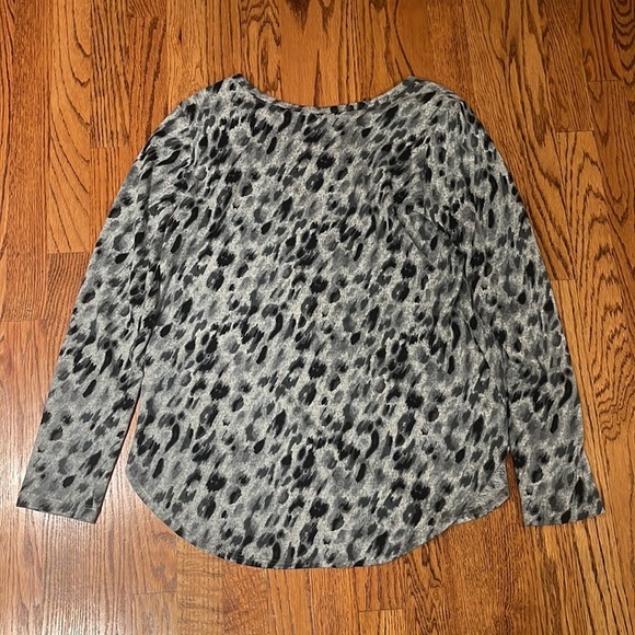 Karen Kane Woman’s Grey Animal Print Top Size M - Picture 3 of 4